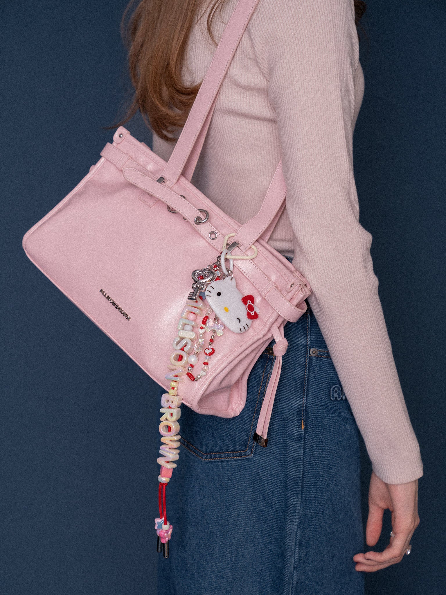 レア‼️キティ ワッフル生地いちごチャーム付 ストロベリー刺繍 ファスナー付き レア‼️キティ ワッフル生地いちごチャーム付 ストロベリー刺繍