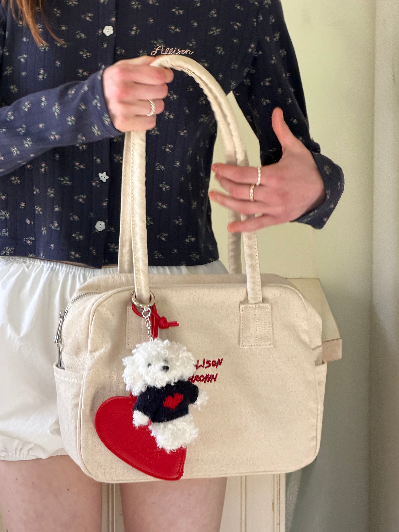 タグ箱付き　timmy woods　ラサアプソ　犬型　バッグ Fluffy Dog Charm – ALLISON BROWN
